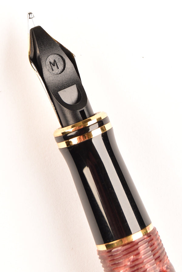 Parker Duofold International in burgundy marble - Medium nib