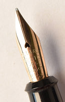 De La Rue Onoto 6233 Semi-Transparent pen in black veined green marble - Medium nib