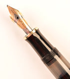 Pelikan Souveran M600 in black, Gold trim - Broad nib